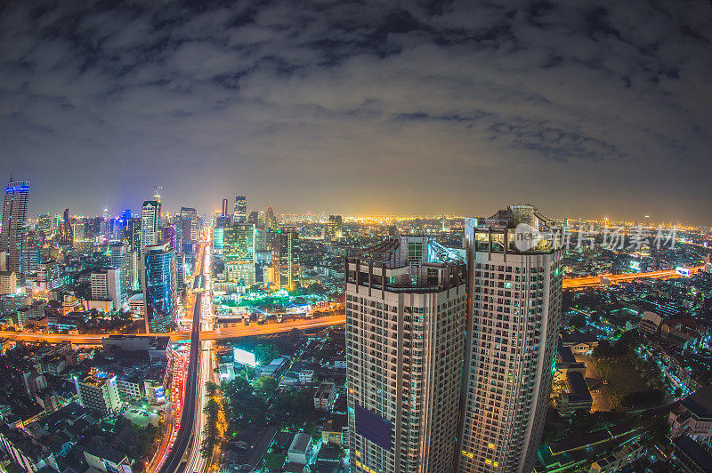 全景城市景观商业区(silom, Sathorn，曼谷，曼谷，泰国)从高空看高楼在黄昏